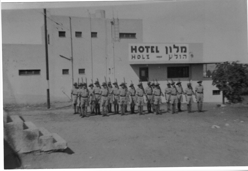 מסדר גוש הנוטרים בחזית מלון הולץ, אפריל 1941